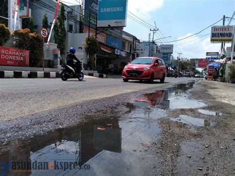 Drainase Buruk Air Berbau Menyengat Meluber Ke Jalan Otista Pasundan