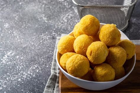 Coxinha frita tradicional sobre la mesa también algunas bolas de queso