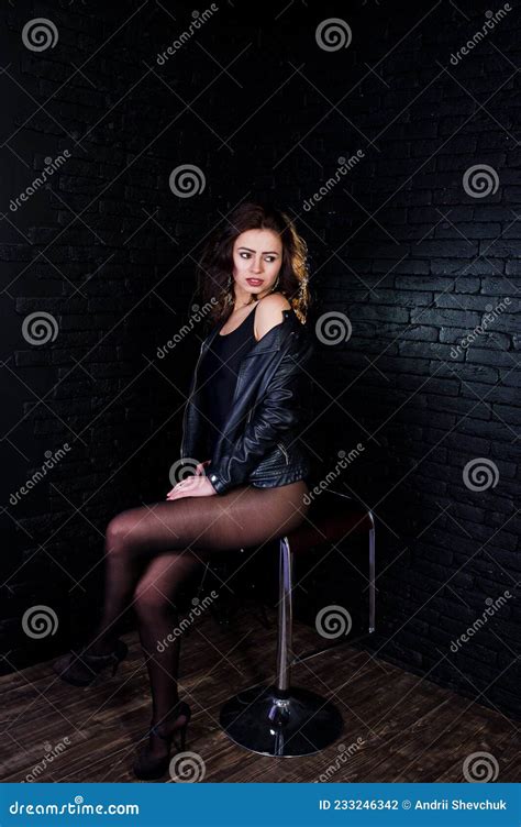 Portrait Studio Sexy Brunette Fille En Blouson En Cuir Noir Photo Stock Image Du Enroulements