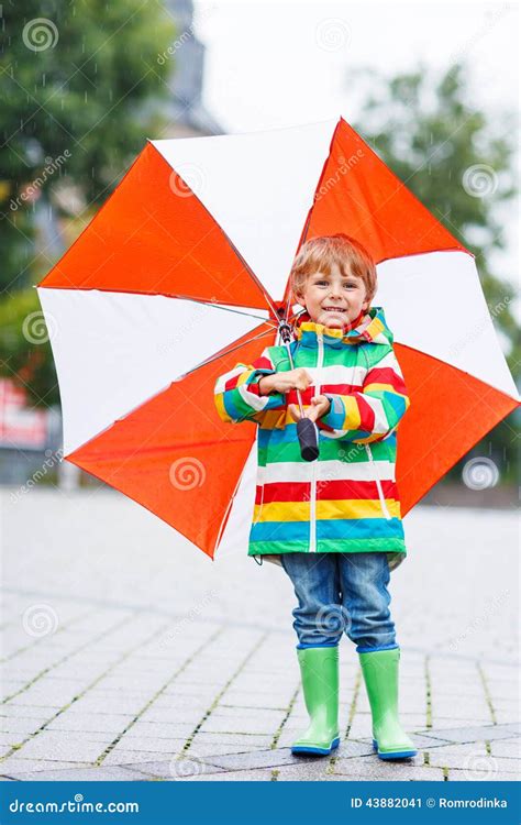 Rapaz Pequeno Bonito Guarda Chuva Amarelo E O Revestimento Colorido