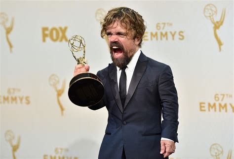 Foto O ator Peter Dinklage não conteve a alegria ao posar um dos