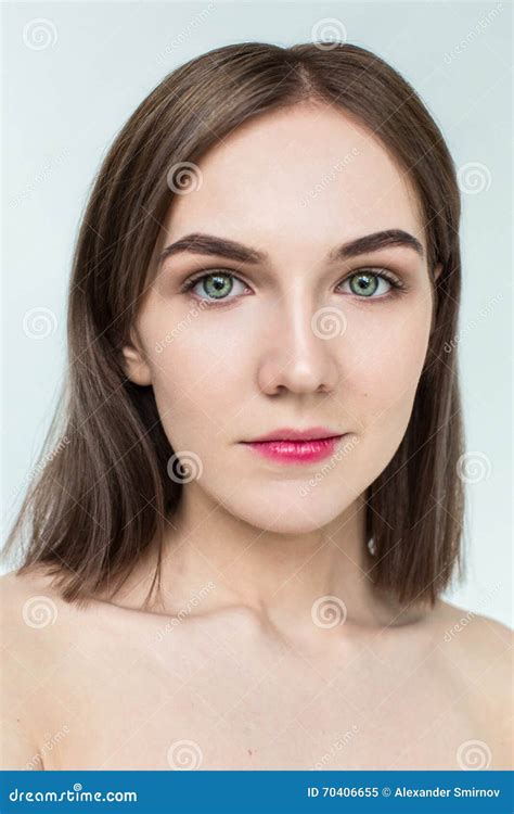 Retrato De La Belleza Del Modelo Joven Con El Pelo Medio De La Longitud