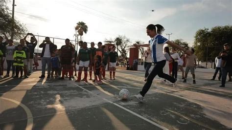 Claudia Sheinbaum Mostró Sus Dotes De Futbolista Al Echarse Una Cascarita Con Mujeres En Nuevo