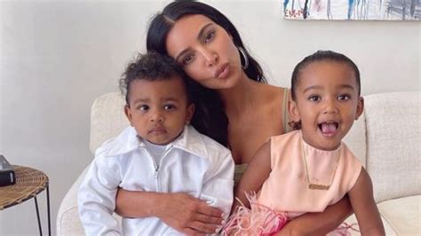 Kim Kardashian dévoile une rare photo de ses 4 enfants réunis