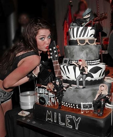 Pin De Rayne Chalae En Miley Famosos Ilustraciones Famosas