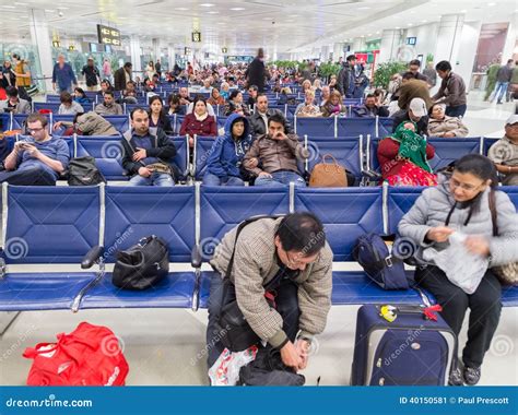 Povos Que Esperam Seu Voo No Aeroporto Internacional De Doha Foto