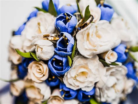 Un Mazzo Della Sposa Dalle Rose E Dalle Fedi Nuziali Bianche E Blu Da