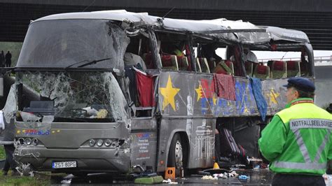 Umgekippt und ausgebrannt Schwere Unfälle mit Reisebussen in