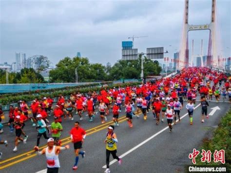 中外3万跑手竞逐南昌马拉松 中国选手李芷萱夺女子全程冠军中新网江西新闻