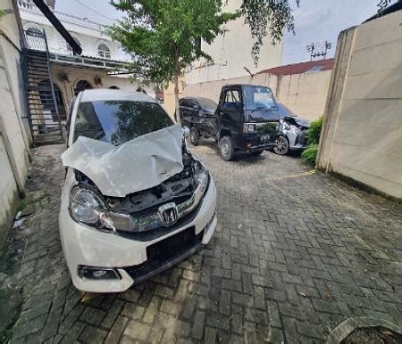 Kecelakaan Beruntun Di Jalan Raya Pekanbaru Sungai Pagar Mobil