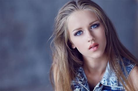 Portrait En Gros Plan D Une Fille Aux Yeux Bleus Photo Gratuite