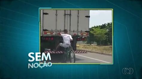 Ciclista é flagrado pegando carona na traseira de caminhão em Araguaína