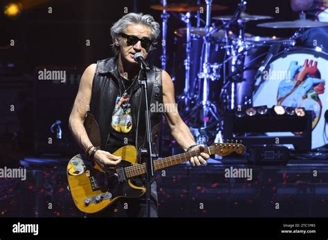 Ligabue Lors Du Concert Dedicato A Noi Indoor Tour D Cembre