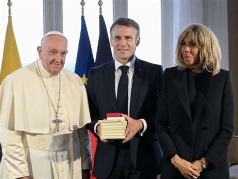 Macron Y El Papa Francisco Un Encuentro Privado Breve Y Libros Del