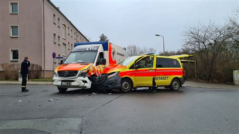 Kreuzungscrash Mit Zwei Rettungsfahrzeugen Radio Zwickau