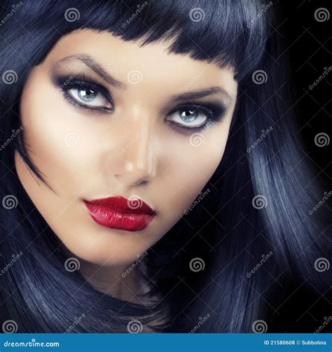 Retrato Do Brunette Da Beleza Foto De Stock Imagem De Forma Penteado