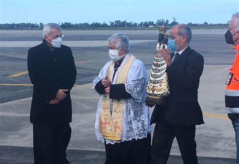 Crotone Arrivata All Aeroporto La Statua Della Madonna Di Loreto