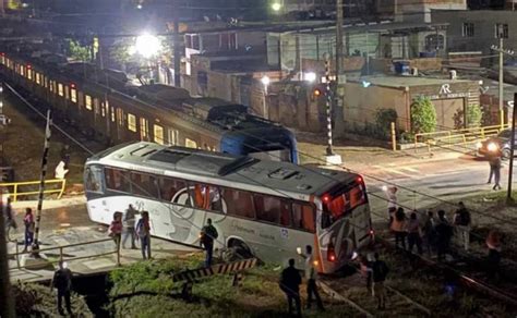 V Deo Acidente Entre Trem E Nibus Deixa Feridos Tribuna Sul