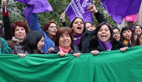 Mujeres Del PPD Se Manifiestan En Contra De Las Violentas Enmiendas