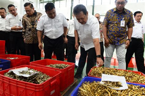 Pt Pindad Persero Wamenhan Dan Sekjen Kemhan Tinjau Divisi Munisi