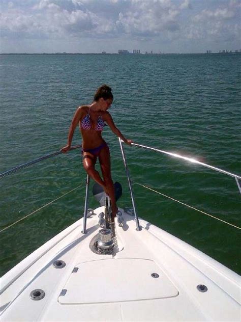 Exitoina Anahí enloquece a sus fans publicando fotos en bikini