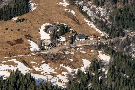 Hinterzarten von oben Winterluftbild Gehöft und Bauernhof am Rinken