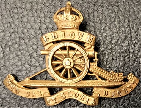 ROYAL ARTILLERY CAP BADGE - UBICUE QUO FAS GLORIA DUCUNT - BRASS - WWI - WWII CANADA GREAT ...