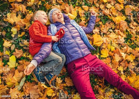 구슬눈꼬리 및 어린이 공원 가을에 대한 스톡 사진 및 기타 이미지 가을 2명 가족 Istock