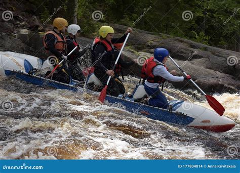 Rafting En Las Competiciones Abiertas De Balsas Y Kayaks De Karelia