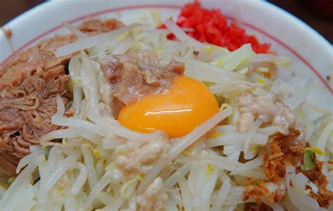 ラーメン二郎 横浜関内店 「汁なし」を「薄味」で初検証。ニンニク入れ忘れられ。生卵の使い所を早まる。釜玉風？麺はカタメの検証価値あり。もっと美味しく食べられそうな余地は残っていたが、そう