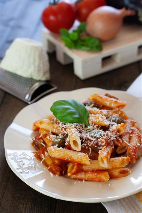 Pasta Al Sugo Di Melanzane E Olive Ricetta Facile E Saporita