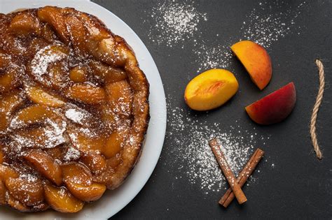 Laurent Mariotte partage sa recette de tarte tatin de pêches Marie Claire