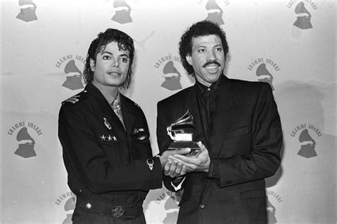 28 de abril Michael Jackson y Lionel Richie estaban en el número 1 con