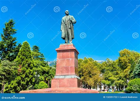 Monumento De Vladimir Lenin Em Yalta Crimeia Foto De Stock Imagem De