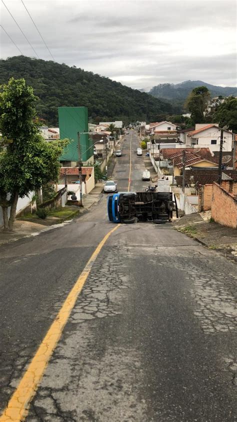 Caminhão tenta subir morro volta de ré e tomba no Limeira em Brusque