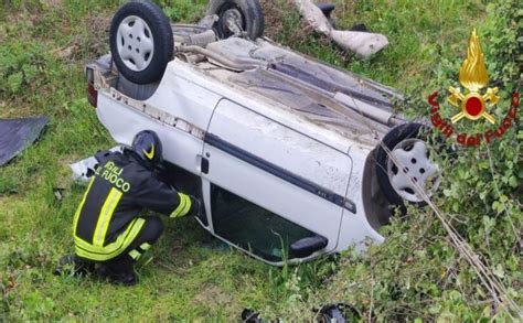 Auto Si Ribalta E Finisce In Un Campo A Bordo Ragazzi Uno Grave