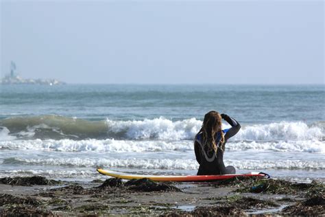 海滩边的黄色公交和冲浪板图片 海滩边的黄色公交和冲浪板素材 高清图片 摄影照片 寻图免费打包下载