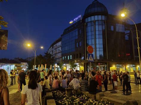 Kragujev Ani Tokom Protesta Blokirali Zgradu Telekoma Zbog Sponzorstva