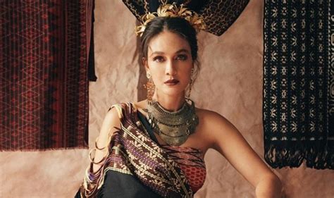 Luna Maya Pakai Baju Adat NTT Cantiknya Makin Memukau