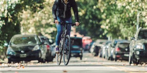 Cay De Su Bicicleta Por Una Alcantarilla En Mal Estado Y Ser