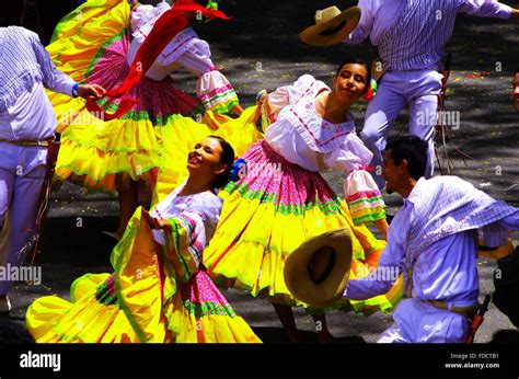 Coloridas danzas folclóricas colombianas Fotografía de stock Alamy