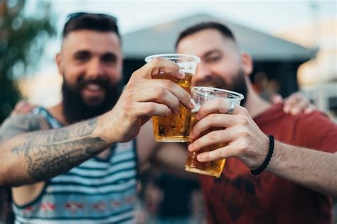 Dos Guapos Amigos Bebiendo Cerveza Y Divirti Ndose En El Festival De