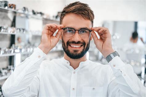 Estado De Nimo Alegre Hombre Elegante Con Barba Eligiendo Gafas En La