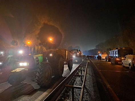 Col Re Des Agriculteurs Aux Portes De Plo Rmel Les Rn Et