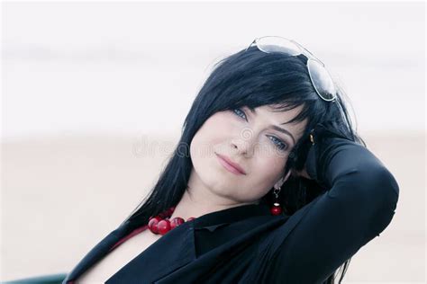 Verticale De Brunette Attirant Photo stock Image du extérieur modèle