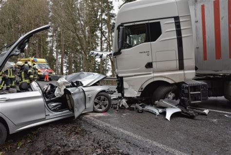 Fünf verletzte Personen nach Frontalcrash auf B101 bei Pockau