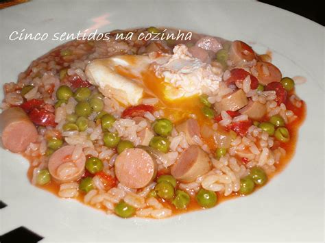 Cinco sentidos na cozinha Arroz de salsichas e linguiça ovo escalfado