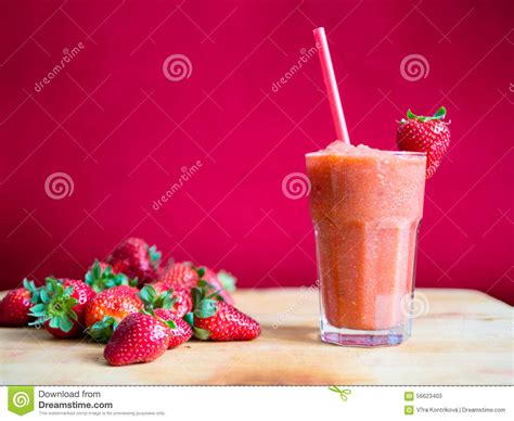 Smoothie De La Fresa En Vidrio Con La Paja Imagen De Archivo Imagen