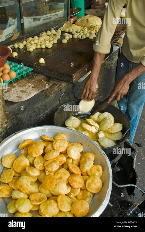 Puri Prepared Being Fried Mirpur Road Dhanmondi Dhaka