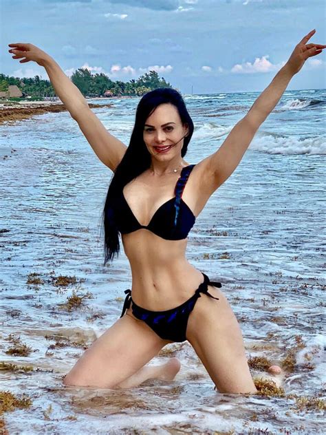 En bikini y sin maquillaje Maribel Guardia celebró llegar a millones